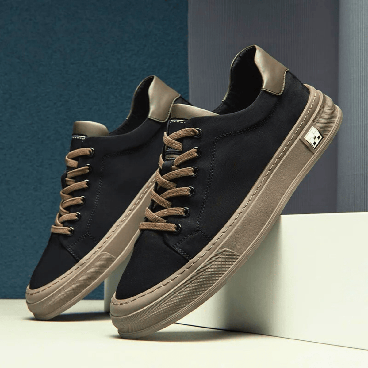 Men’s Contrast Sole Lace-Up Low Top Sneaker