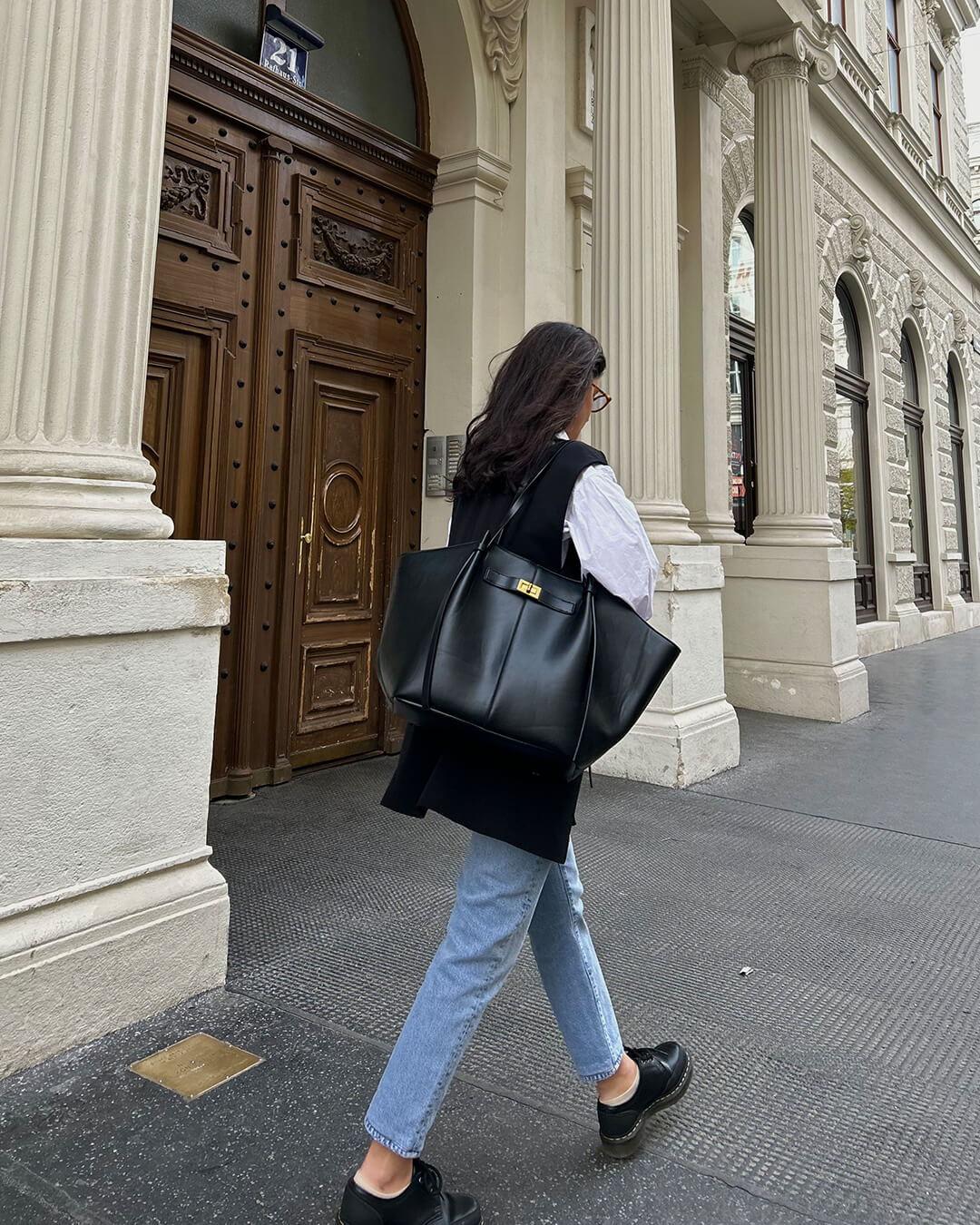 Women’s Large Shoulder Tote Bag with Turn Lock Detail