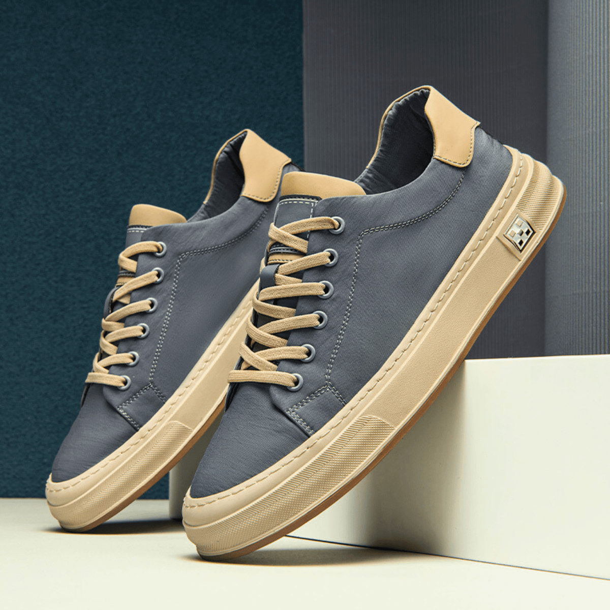 Men’s Contrast Sole Lace-Up Low Top Sneaker