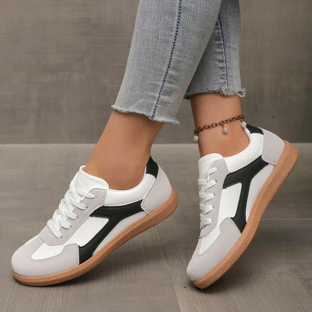 Women's Lace Up Panel Contrast Low Top Round Toe Sneakers