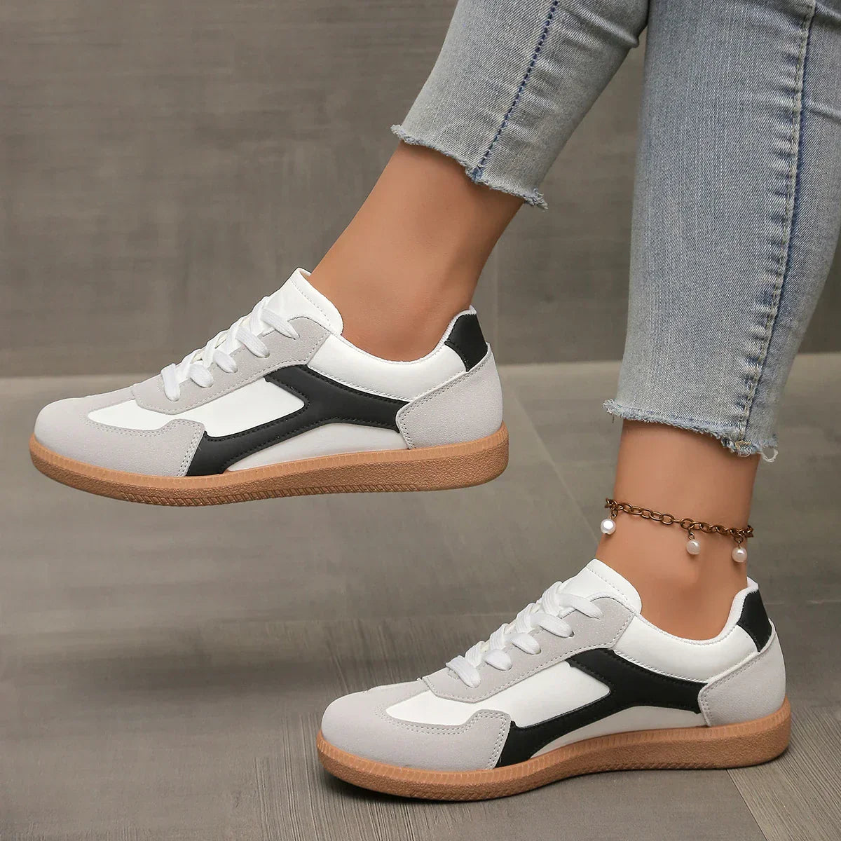 Women's Lace Up Panel Contrast Low Top Round Toe Sneakers