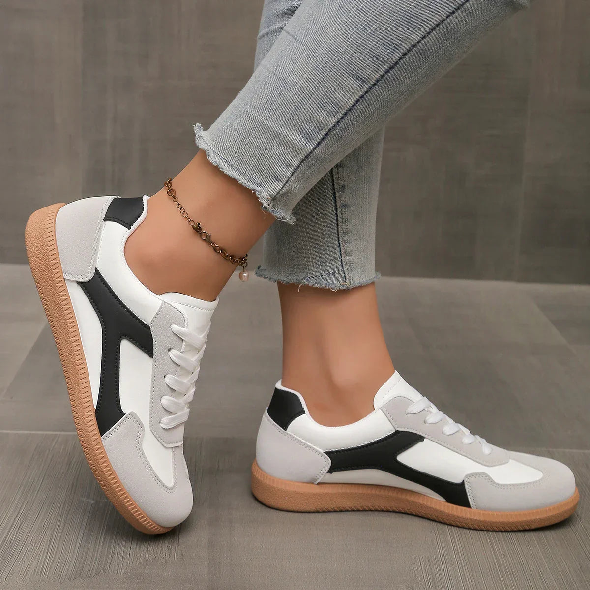 Women's Lace Up Panel Contrast Low Top Round Toe Sneakers