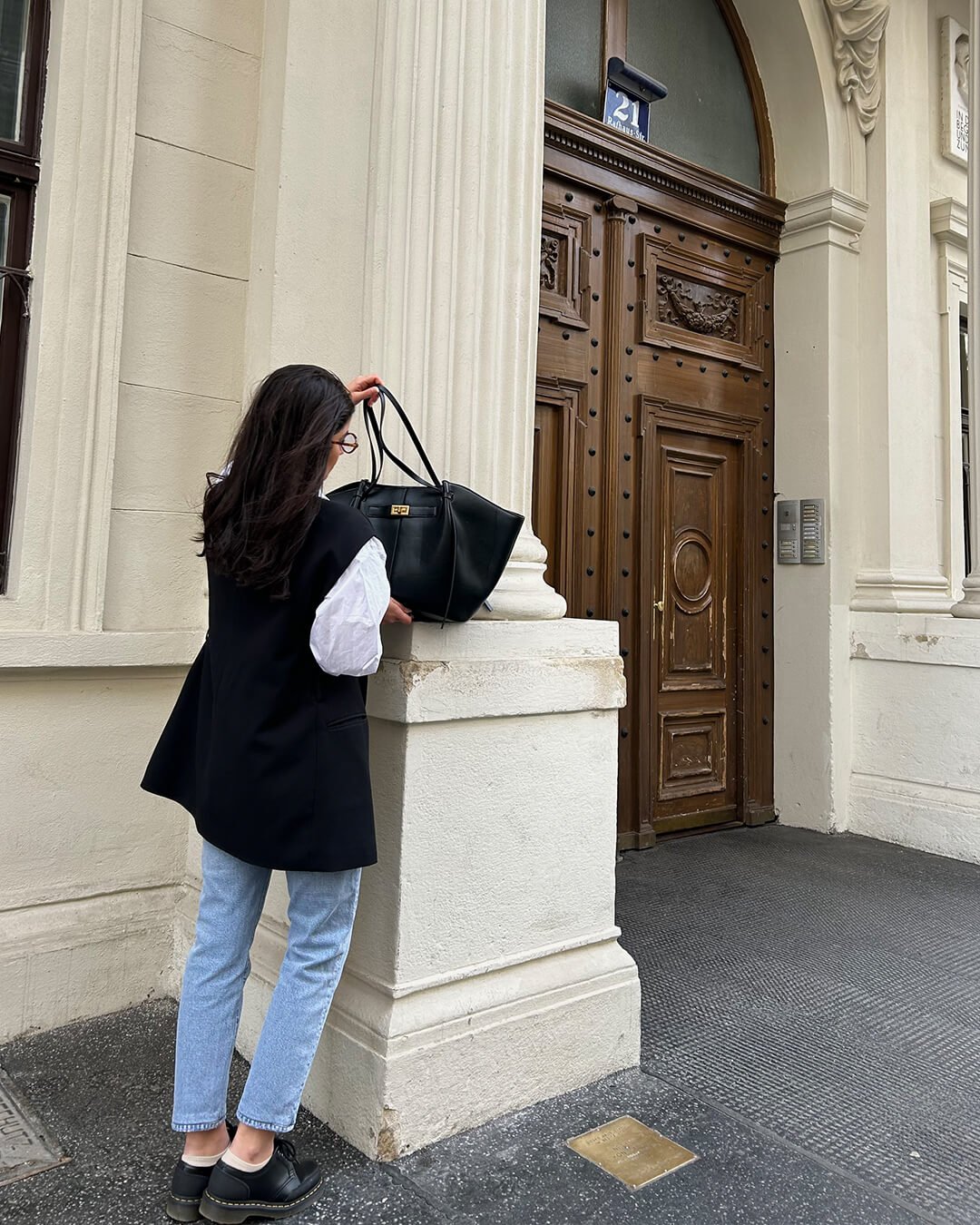 Women’s Large Shoulder Tote Bag with Turn Lock Detail